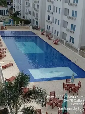 an overhead view of a swimming pool in a hotel at Confortable apto en Coveñas in Coveñas