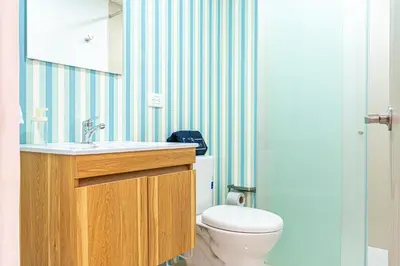 a bathroom with a toilet and a sink at Lujoso Apartamento Cartagena - 2 mins aeropuerto in Cartagena de Indias
