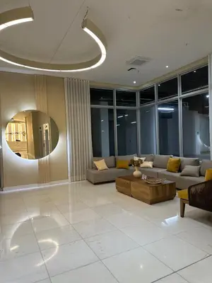 a large living room with a couch and a table at Lujoso Apartamento Cartagena - 2 mins aeropuerto in Cartagena de Indias