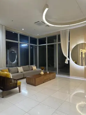 a living room with a couch and a coffee table at Lujoso Apartamento Cartagena - 2 mins aeropuerto in Cartagena de Indias