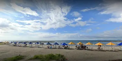 a group of tents on a beach with the ocean at Apartamento El Cabrero in Cartagena de Indias