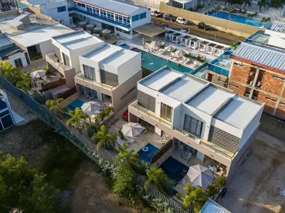 an aerial view of a building with a pool at Villa privada en coveñas sucre in Coveñas