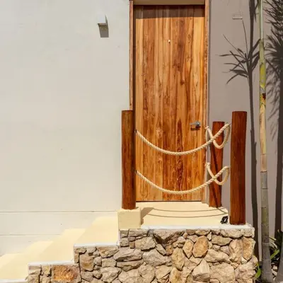 a wooden door with a rope around it at Villa privada en coveñas sucre in Coveñas