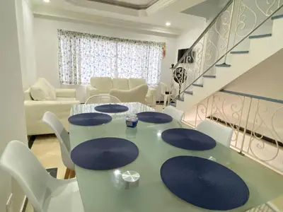 a dining room with a table and white chairs at Muy cerca del mar, areopuerto y centro histórico in Cartagena de Indias