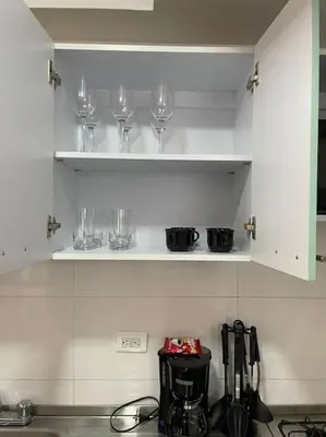 a kitchen with wine glasses on a shelf at Ambiente Caribe! piso 26 - 3 hab in Cartagena de Indias