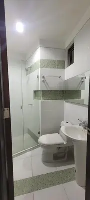 a bathroom with a toilet and a shower and a sink at Excelente Apartamento Duplex in Sincelejo
