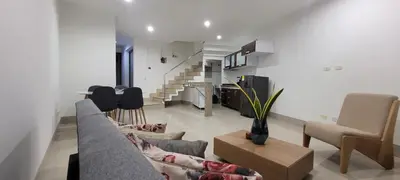 a living room with a couch and a table at Excelente Apartamento Duplex in Sincelejo