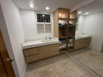 a bathroom with two sinks and a window at Apartamento en Las Bovedas in Cartagena de Indias