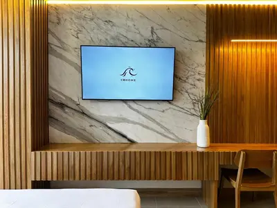 a room with a tv on a marble wall at Exclusivo loft - frente al mar in Cartagena de Indias