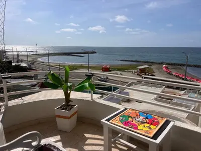 a balcony with a table and a view of the beach at Apartamento con vista al mar Cartagena piscina in Cartagena de Indias