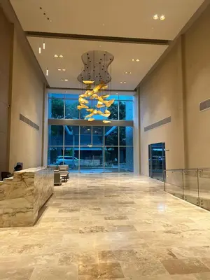 a large lobby with a chandelier in a building at Espectacular apto Loft NUEVO- Frente al Hilton Pozos Colorados in Santa Marta
