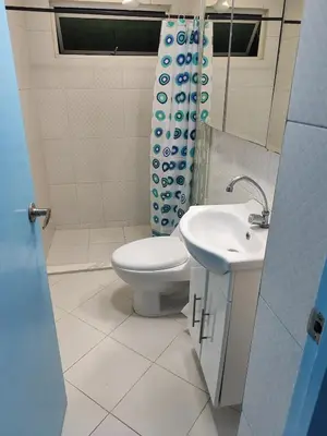 a bathroom with a toilet and a sink at EM3-2G APARTAMENTO DE 4 HAB EN ZONA RESIDENCIAL CON AIRE ACONDICIONADO Wifi Y PARQUEADERO in Cartagena de Indias