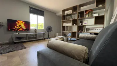 a living room with a couch and a tv at A 5 mins de CC único King, Aire, Wi-Fi, Cocina in La Mina