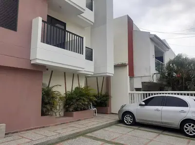 a silver car parked in front of a house at Lindo apto cerca del Malecón con patio y terraza in Barranquilla
