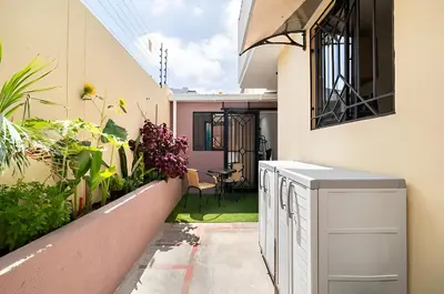 a courtyard of a house with plants and a patio at Lindo apto cerca del Malecón con patio y terraza in Barranquilla