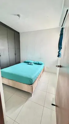 a small bedroom with a bed in a room at Apartamento amoblado cerca al mar in Cartagena de Indias