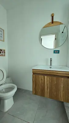 a bathroom with a toilet and a mirror at MR1-4G APARTAMENTO CERCA LA LAGO CON AIRE ACONDICIONADO Y WIFi in Cartagena de Indias