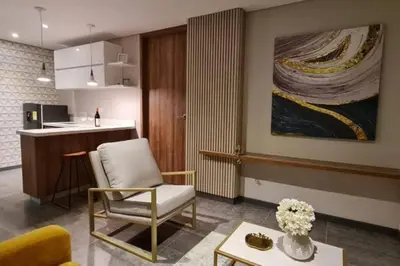 a living room with a chair and a table at Fantástico apartamento entero en el norte de la ciudad in Barranquilla