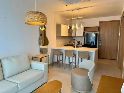 a living room with a couch and a kitchen at Exclusivo Apartamento en Baia Kristal 1 hab in Cartagena de Indias