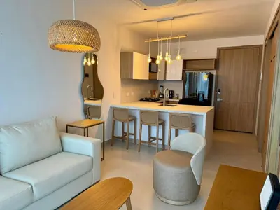 a living room with a couch and a kitchen at Exclusivo Apartamento en Baia Kristal 1 hab in Cartagena de Indias