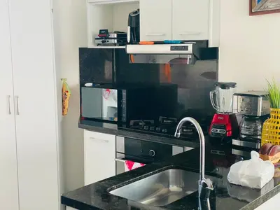 a kitchen with a sink and a black microwave at Apto 2301 vista al mar Palmetto elíptic in Cartagena de Indias