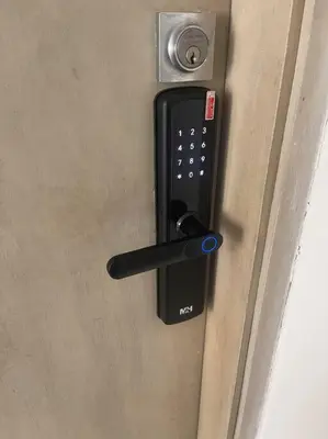 a door handle with a phone on the door at Confort en el norte de la ciudad in Ciudad Jardín