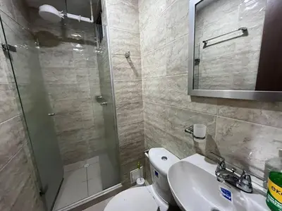 a bathroom with a toilet and a sink and a shower at Espectacular casa con parqueadero bien ubicada in Barranquilla