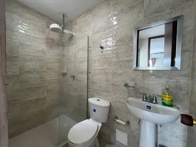 a bathroom with a toilet and a sink and a shower at Espectacular casa con parqueadero bien ubicada in Barranquilla