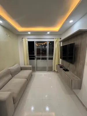 a living room with a couch and a flat screen tv at Bello apartamento con visita al mar in Cartagena de Indias