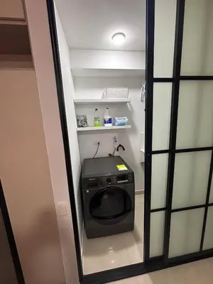 a bathroom with a washer and dryer in a room at Apartamento La Plazuela Barranquilla in Barranquilla
