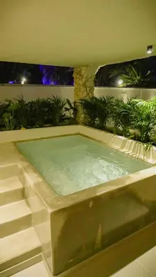 a jacuzzi tub in a room with plants at Talam House Coveñas by Bernalo Hotels in Coveñas