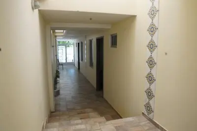 an empty hallway with a tile pattern on the wall at Hermosa casa con parqueadero en excelente ubicación in Barranquilla