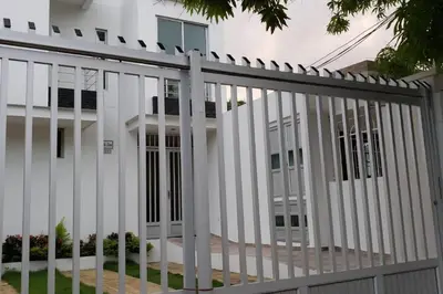 a white fence in front of a white house at Hermosa casa con parqueadero en excelente ubicación in Barranquilla