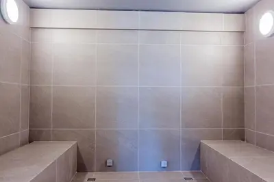 a bathroom with two sinks and a tiled wall at APARTAMENTO EN CARTAGENA CON SALiDA DIRECTA A LA PLAYA in Cartagena de Indias
