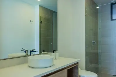 a bathroom with a sink and a shower at APARTAMENTO EN CARTAGENA CON SALiDA DIRECTA A LA PLAYA in Cartagena de Indias