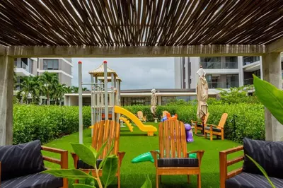 a backyard with a playground with chairs and a slide at APARTAMENTO EN CARTAGENA CON SALiDA DIRECTA A LA PLAYA in Cartagena de Indias
