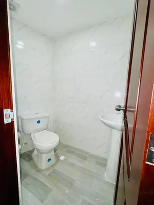 a white bathroom with a toilet and a sink at Apartamento remodelado cómodo y cerca al mar in Cartagena de Indias