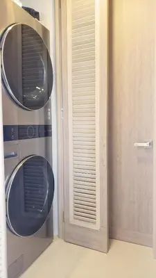 a microwave oven sitting next to a door at Apartamento Cartagena in Cartagena de Indias