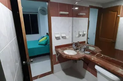 a bathroom with a sink and a mirror at Cómodo Ap Frente al mar, cerca a la murallas in Cartagena de Indias