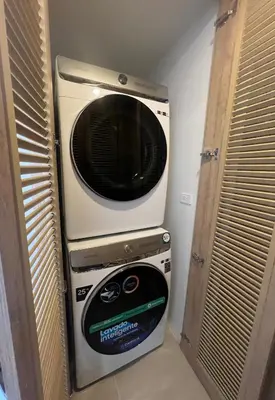 a microwave oven sitting on top of a machine at Apartamento en Cartagena in Cartagena de Indias