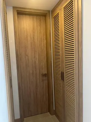 a closet with a wooden door in a room at Apartamento en Cartagena in Cartagena de Indias