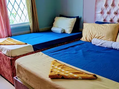 two beds sitting next to each other in a room at Me Quedo Aqui, Casa Cerca del Aeropuerto de Cartagena! in Cartagena de Indias