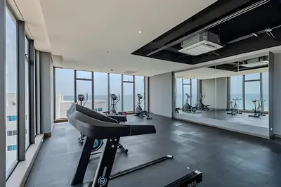 a gym with treadmills and a treadmill at Vista Centro Histórico Piso 21 Piscina Infinita in Cartagena de Indias