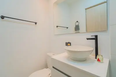 a bathroom with a white sink and a toilet at Apartamento de 3 habitaciones en Cartagena cerca a la playa in Cartagena de Indias