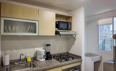 a small kitchen with a sink and a microwave at Precioso Apartamento Duplex en gran ubicación in Barranquilla