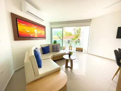 a living room with a couch and a table at Hermoso Apartamento Frente al Mar 2 Habitaciones B12B in Coveñas