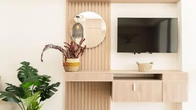 a living room with a tv on a wall at Cómoda Suite con Dos Camas Queen Piscina CB1031 in Cartagena de Indias