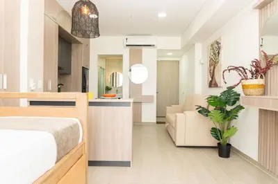 a bedroom with a bed and a living room at Cómoda Suite con Dos Camas Queen Piscina CB1031 in Cartagena de Indias