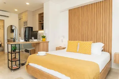 a bedroom with a large bed and a kitchen at Comoda Suite Vista al lago-Amanecer hermoso CB1130 in Cartagena de Indias