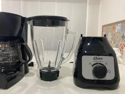 a blender sitting on a counter next to a coffee maker at Estilo caribeño con vista al aeropuerto y cerca del mar CB1333 in Cartagena de Indias